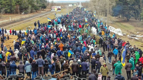 Жителі міста Енергодар Запорізької області 2 березня перекрили дорогу, якою під’їхала колона російських регулярних військ – танків і техніки. Про захоплення міста міністерство оборони РФ заявило ще напередодні. Біля Енергодара розташовані найпотужніші в Україні атомна й теплова електростанції. 3 березня російська армія почала кидати гранати та стріляти в мирних і беззбройних людей. Після бою на блокпосту зайшли в місто