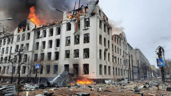 2 березня російські окупанти обстріляли ракетами будівлю соціологічного факультету Національного університету імені Василя Каразіна в Харкові. Напередодні місто атакувала авіація та артилерія. За добу загинула 21 людина, постраждали 112