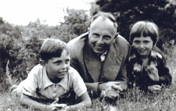 Степан Бандера з сином Андрієм і донькою Лесею, Німеччина, 1950-ті