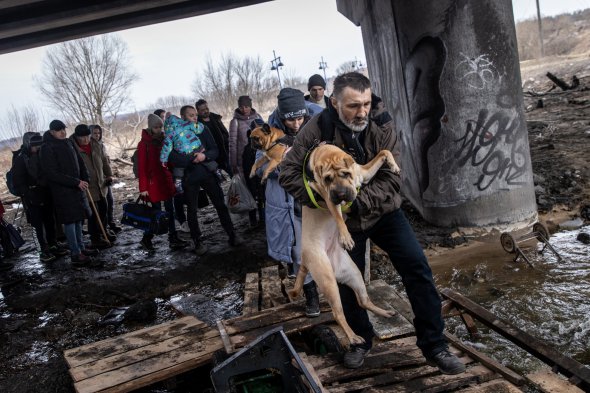 Люди втікають під обстріл російських військових з Ірпеня до Києва 