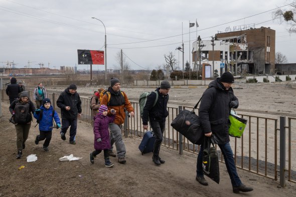 Люди втікають під обстріл російських військових з Ірпеня до Києва 