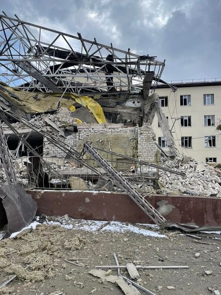 Оккупанты полностью разрушили больницу в Изюме на Харьковщине