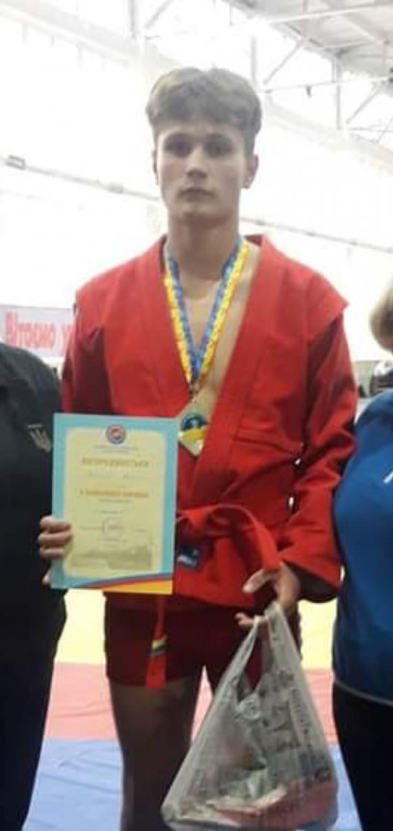 Во время авиаударов в Сумах погибли чемпион Украины по самбо Артем Прийменко и вся его семья