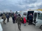 Колону евакуйованих дітей з Ворзеля зустріли військові та волонтери