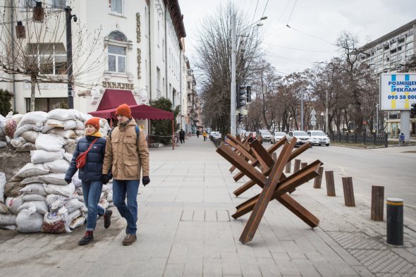 Захисні «їжачки» в центрі Дніпра 