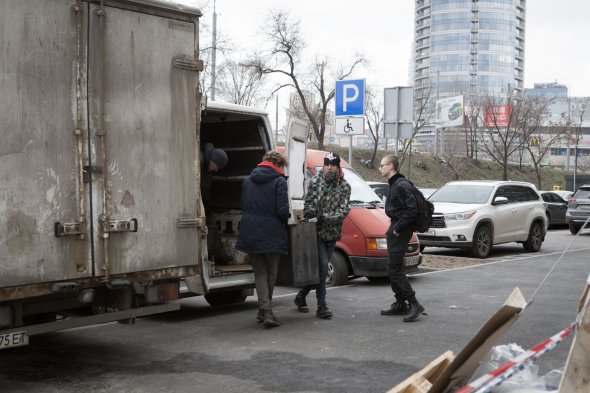 Постачання предметів першої необхідності, пожертвувані компаніями і приватними особами у Дніпрі 