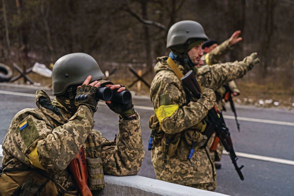 Воїни Збройних cил України 8 березня вітають побратимів, які приїхали підсилити їхні позиції на лінію фронту з російськими окупантами біля Броварів Київської області. Президент Росії Володимир Путін вимагає від своїх військових оточити столицю України