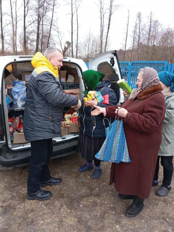 Працівники пересувних відділень Укрпошти доставляють у села продукти, побутову хімію, ліки