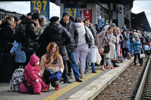 На одній із платформ столичного вокзалу кияни чекають на евакуаційний потяг до Львова. Через переповнені поїзди у цьому напрямку людей також просять їхати до Івано-Франківська, Луцька та Ужгорода