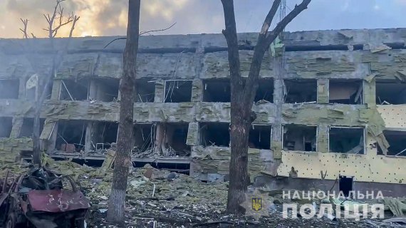 Російські окупанти скинули бомби на пологовий будинок та дитячу лікарню в Маріуполі