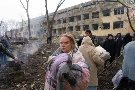 Российские оккупанты сбросили бомбы на роддом и детскую больницу в Мариуполе. 