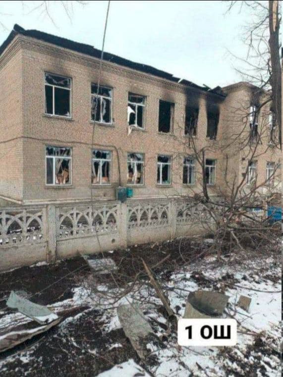Разбомбленная школа в Волновахе