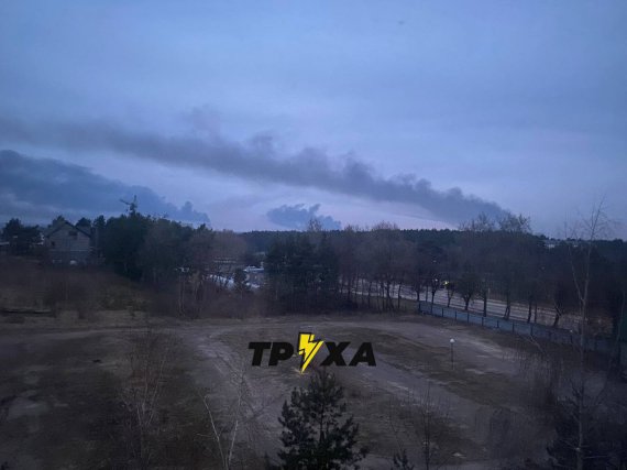 Окупанти атакували Міжнародний центр миротворчості та безпеки у Яворові. Чорний дим після ударів видний здалеку