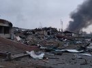 Окупанти атакували Міжнародний центр миротворчості та безпеки у Яворові. Чорний дим після ударів видний здалеку