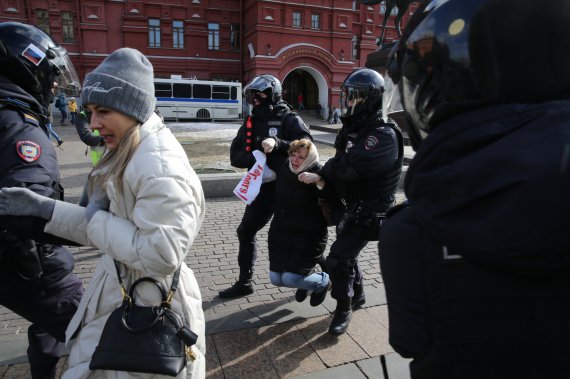 Силовики задерживают людей в Москве