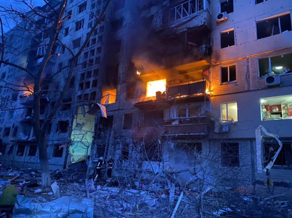 У багатоповерхівку на Оболоні влучив артилерійський снаряд