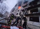 У багатоповерхівку на Оболоні влучив артилерійський снаряд