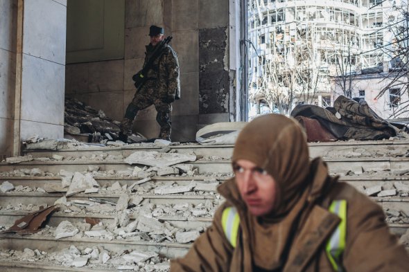 Украинские солдаты в разрушенном российскими обстрелами Харькове 