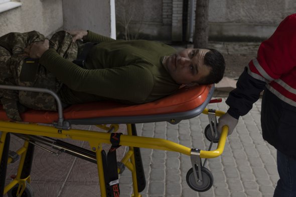 Раненый в результате авиаудара на Яворивском полигоне. Погибло не менее 35 человек и десятки ранены 