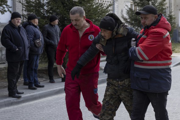 Раненый в результате авиаудара на Яворивском полигоне. Погибло не менее 35 человек и десятки ранены 