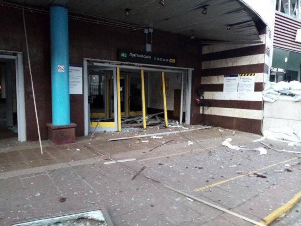 Вибухова хвиля пошкодила фасад станції метро "Лук'янівська"