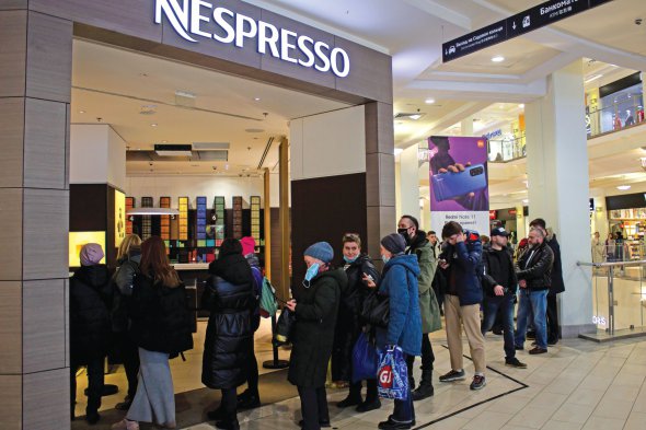 Люди стоять у черзі по каву в Москві. Швейцарська компанія Nestle оголосила, що припиняє постачання кави та товарів під брендом Nespresso до Росії через її війну в Україні.  11 березня 2022 року