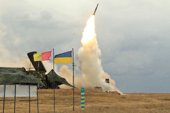 Сили протиповітряної оборони проводять навчальний запуск ракети із зенітно-ракетного комплексу С-300 на полігоні в Херсонській області, вересень 2021 року