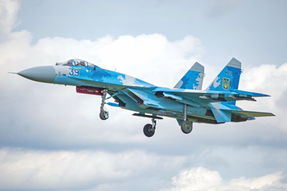 Літак Су-27 Збройних сил України приземляється на аеродромі військової авіабази Кляйне Брогель у Бельгії, 19 вересня 2019 року. Винищувач брав участь у Міжнародному авіасалоні Sanicole
