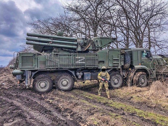 Підрозділ оперативного командування ”Північ” відбив наступ окупантів на Чернігівщині 10 березня. В бою здобули самохідний зенітний ракетно-гарматний комплекс ”Панцирь-С1”. — Наші сили працюють. Ще один успіх, ще один особливий трофей, — повідомляє командування Сил спеціальних операцій. ”Панцирь-С1” — це новітній самохідний ЗРГК вартістю понад  млн. Має сучасне устаткування та озброєння. Знищує будь-які цілі в повітрі. Зазвичай його використовують для захисту цивільних і воєнних об’єктів від бомбардування.