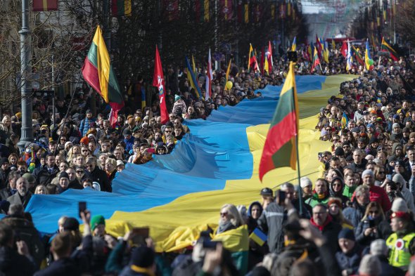 Тисячі людей у Литві влаштували мітинг на підтримку України. Несуть український прапор у кілька десятків метрів. Вимагають, щоб Росія припинила війну. Подібні акції відбулися в багатьох країнах Європи та Сполучених Штатах Америки