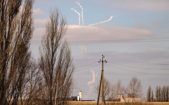 У небі під Києвом три українські зенітні ракети полюють на агресора. На 15 березня Збройні сили України знищили 81 літак, 95 вертольотів, дев’ять безпілотників