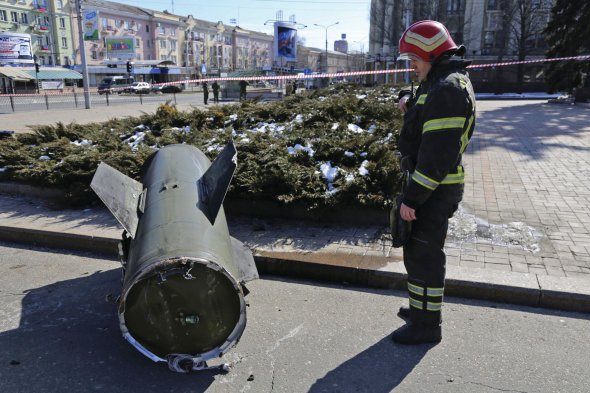 На бульварі Шевченка в Донецьку пожежний стоїть біля хвоста ракети ”Точка У”, якою місто начебто обстріляли українці. Експерти кажуть, що, судячи з положення уламків, прилетіла з південного сходу, тобто з території, яку контролюють російські війська