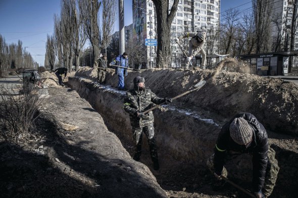 Волонтери та бійці територіальної оборони риють окопи на околицях Києва. Готуються до можливого штурму російських солдатів