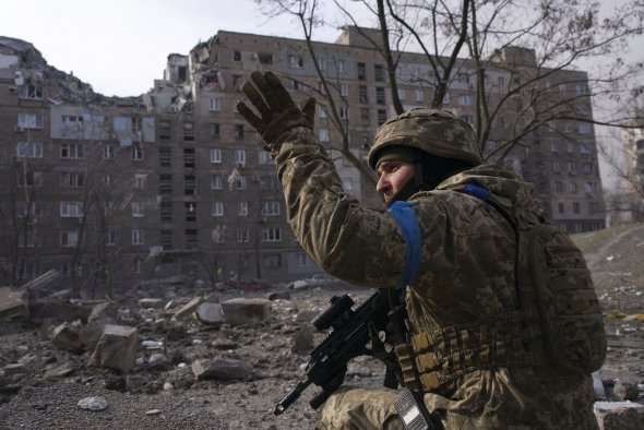 Український військовослужбовець утримує позицію в Маріуполі, 12 березня. Окупанти захопили східні околиці міста. Встановити контроль над усім Маріуполем не дозволяють захисники. Вони знищують ворожу техніку та окупантів. Тривають вуличні бої.