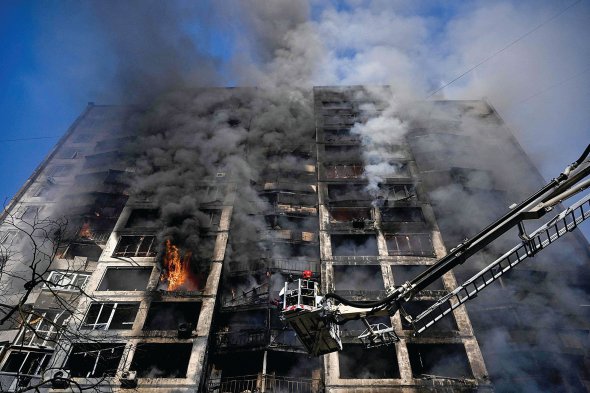 Вранці 15 березня російські війська обстріляли дві багатоповерхівки в Святошинському та одну в Подільському районах Києва. Почалася пожежа в квартирах на різних поверхах. Снарядами зруйновано фасади будинків. Щонайменше, четверо осіб загинули, шестеро потрапили до лікарні.