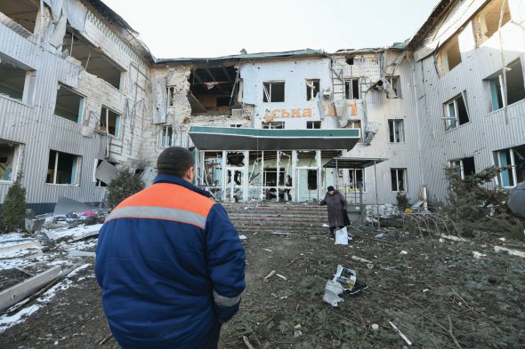 Російські війська обстріляли лікарню у місті Волноваха Донецької області, 12 березня. Того дня Збройні сили України були змушені відступити з населеного пункту через масивний ворожий вогонь. ”Волноваха фактично перестала існувати. З неї евакуювали більшість населення. Інфраструктура зруйнована, — заявив голова Донецької обласної військової адміністрації 35-річний Павло Кириленко. — Бої тривають, щоб не дати ворогу досягти тактичних і стратегічних планів”.