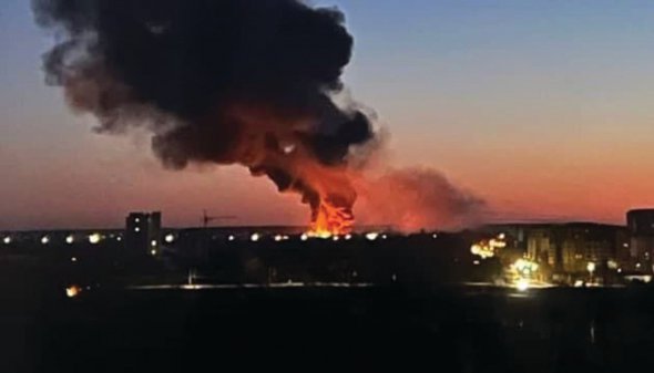 Луцький аеродром загорівся після обстрілу російськими військами. Чотири ракети вибухнули 11 березня о 5:50. Загинули четверо військовослужбовців, шестеро людей поранені. ”На превеликий жаль, втрати аеродрому — критичні, — повідомив міський голова Луцька Ігор Поліщук, 33 роки. — Знищені злітна смуга, вишка, командний пункт, вигоріли паливно-мастильні матеріали, зруйнований склад. Аеродром повністю непридатний для користування”. СБУ затримала скрипаля і керівника Організації волинських авіалюбителів Іллю Сметаніна. Він зізнався, що передавав ворожим спецслужбам інформацію про типи й кількість військових літаків, місця їхнього розташування, тренувальні польоти, особисті дані військовослужбовців аеродрому. Допоміг із коригуванням ракет. Його звинуватили у державній зраді й утримують під вартою. Чоловіку загрожує до 15 років ув’язнення.