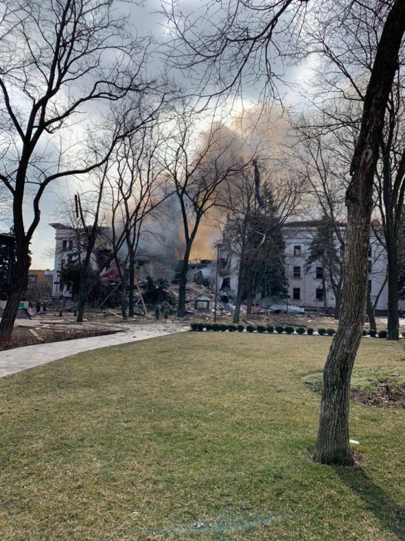 В Драматическом театре в Мариуполе от обстрелов в бомбоубежище скрывалось около тысячи жителей с детьми. Фото: t.me/truexanewsua