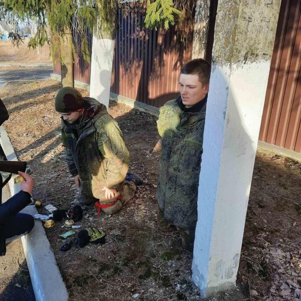 Окупанти стоять на колінах у селищі Велика Димерка Броварського району Київської області. Їх затримали бійці тероборони. Рашисти мали з собою консерви та взуття,  які вкрали у покинутих будинках