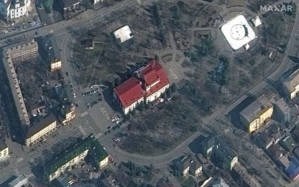 Возле уничтоженного авиацией РФ театра в Мариуполе были надписи"Дети"
