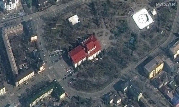 На спутниковом снимке Мариупольский драматический театр до взрыва. Слова «Дети» написано большими белыми буквами на тротуаре перед и за зданием 
