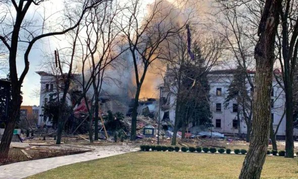  Драматический театр в Мариуполе после взрыва 