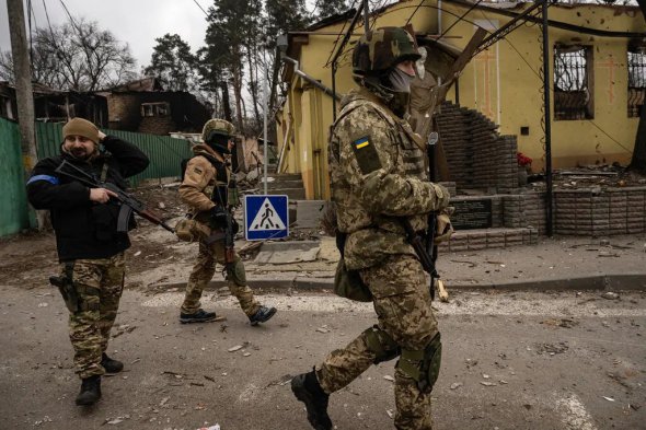 Украинские военные патрулируют Киев 