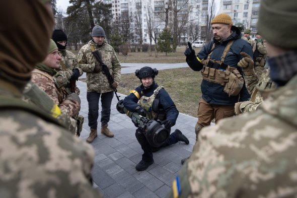 Силы территориальной обороны учатся пользоваться противотанковой установкой NLAW во время учений, проведенных в парке 9 марта, Киев 