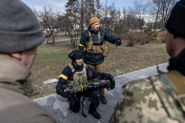 Сили територіальної оборони навчаються користуватися протитанковою установкою NLAW під час навчань, проведених у парку 9 березня, Київ 
