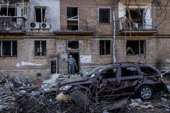 Разрушенный в последствии российского удара жилой дом в 
