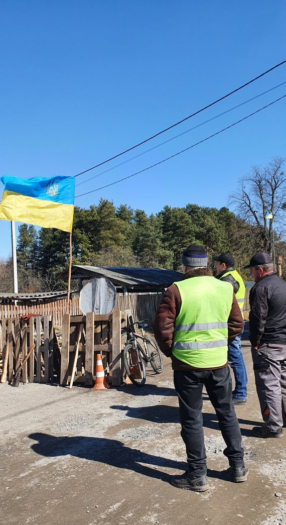 Чоловіки організовують блокпости для оборони своїх населених пунктів.