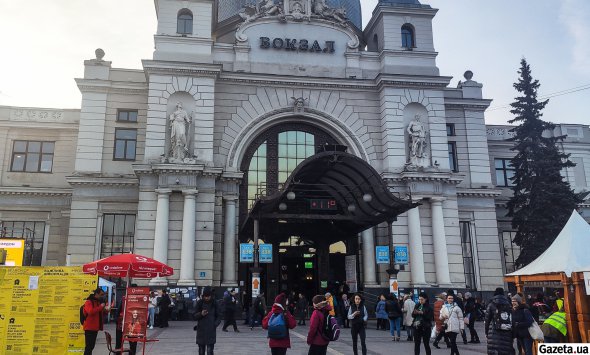 Вокзал во Львове стал форпостом для сотен тысяч беженцев