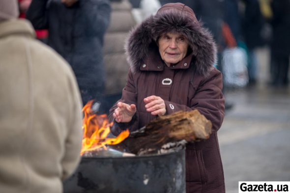 Біля вокзалу можна не тільки безкоштовно пообідати та попити чаю, але і погрітися