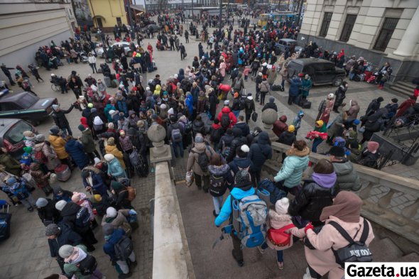 Із початку великої війни львівський залізничний вокзал прийняв понад мільйон людей. 200 тис. вимушених переселенців залишилися жити у Львові. Решта – поїхали на Закарпаття або за кордон